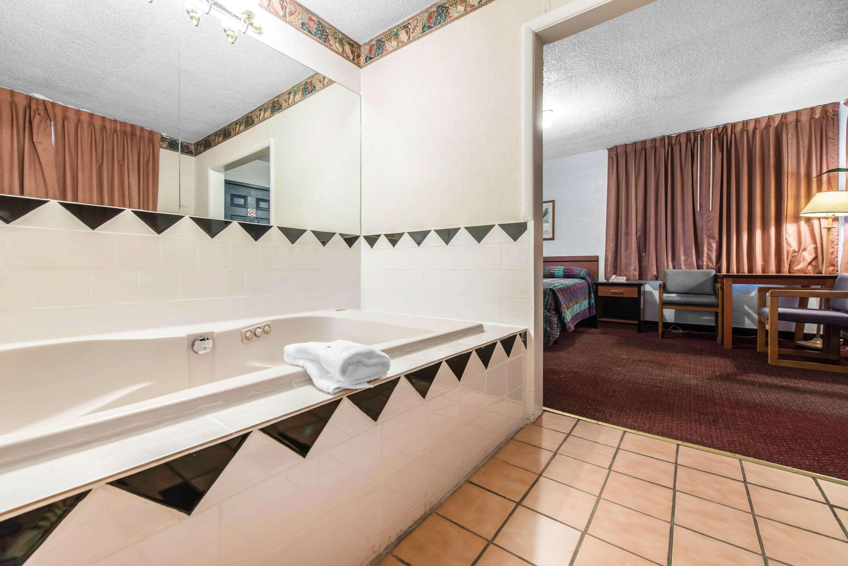 Rodeway Inn & Suites Colorado Springs Eksteriør bilde